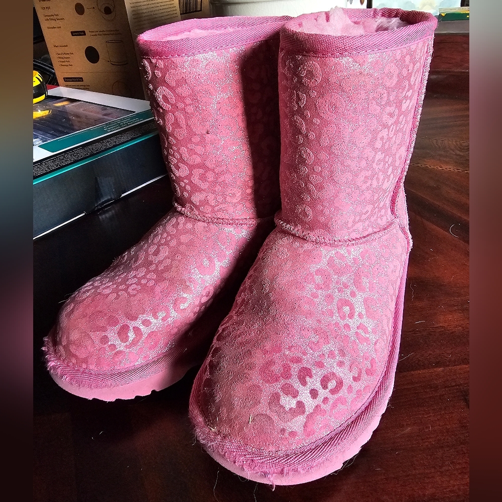 Kids UGG Classic II Glitter Leopard Size 3, Wild Berry